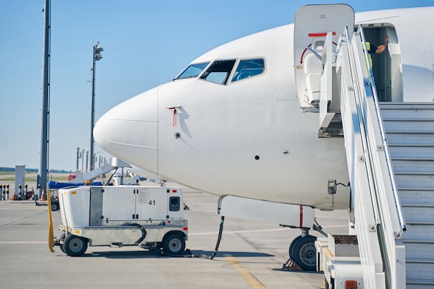 Groupe électrogène au sol mobile utilisé pour propulser un gros avion civil atterri à l'aérodrome