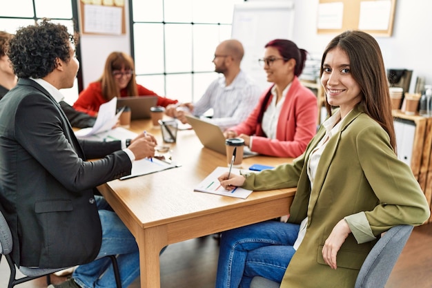 Groupe d'employés d'affaires souriant heureux de travailler au bureau