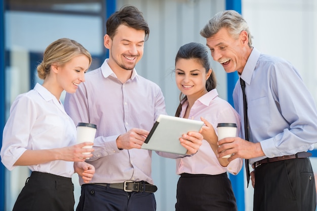 Groupe d'employés de bureau ayant une pause-café