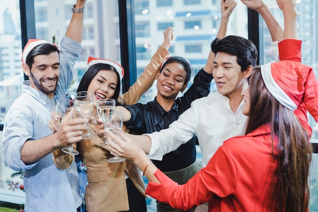 Groupe d'employés de bureau célébrant la fête