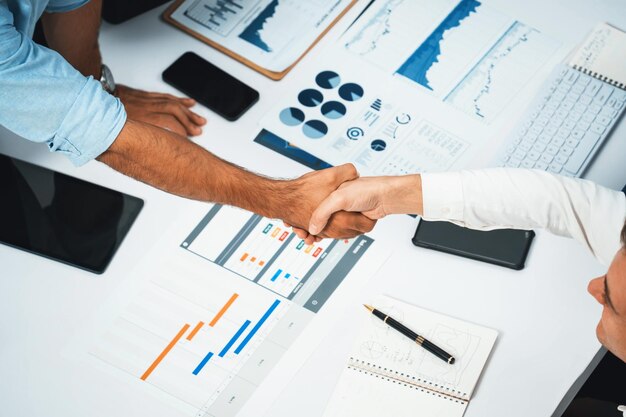 Photo un groupe d'employés de bureau diversifiés se serrent la main et travaillent ensemble prudent.