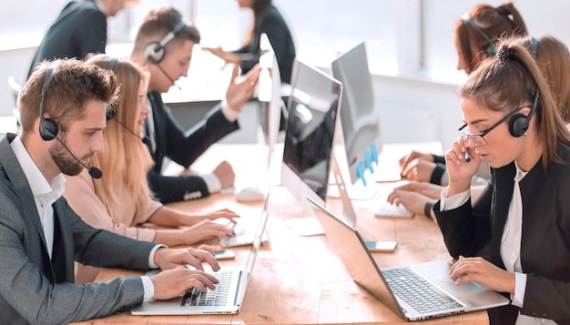 Groupe d'employés avec un casque assis à un bureau