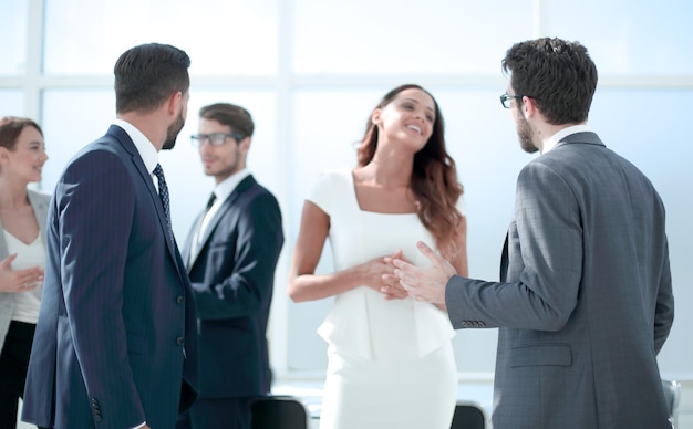 Groupe d'employés debout au bureau