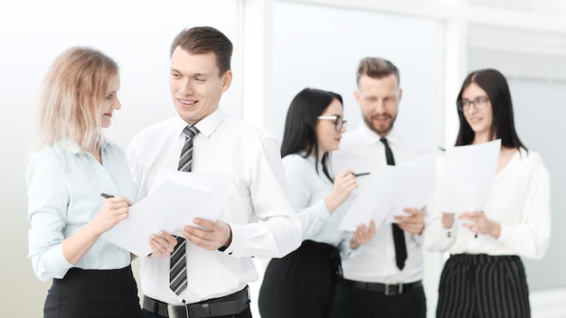 Groupe d'employés debout dans le hall du bureau avant la réunion. concept d'entreprise