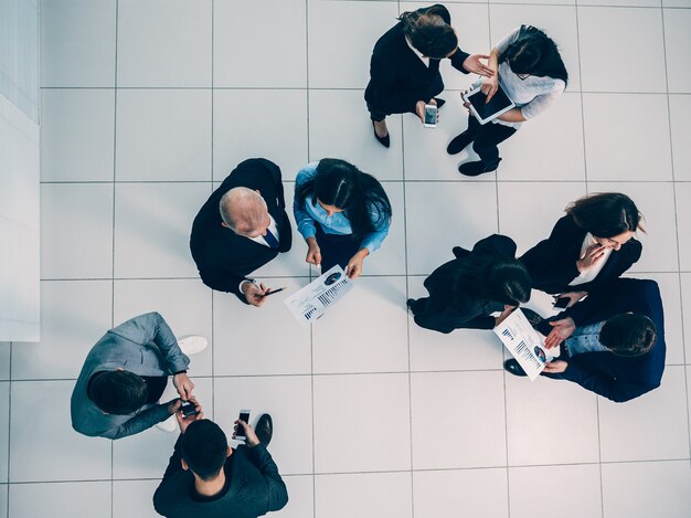 Un groupe d'employés discutant des données financières