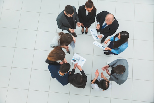 Groupe d'employés de l'entreprise debout dans un cercle