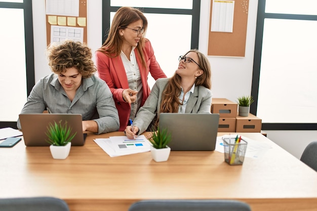 Groupe d'employés d'entreprise travaillant au bureau.