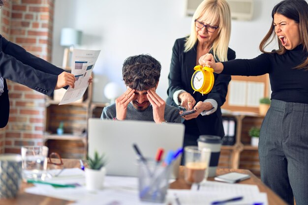 Groupe d'employés d'entreprise travaillant ensemble Partenaires soulignant l'un d'eux au bureau