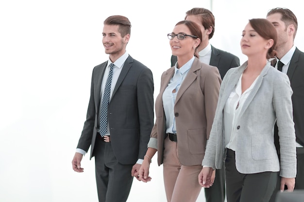 Un groupe d'employés de l'entreprise traverse en toute confiance le hall des bureaux