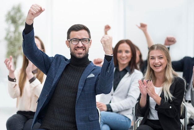 Un groupe d'employés heureux applaudit dans la salle de conférence