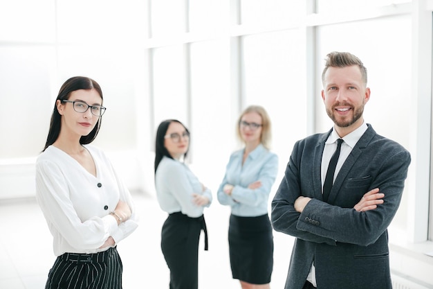 Groupe d'employés qui réussissent debout dans le bureau .photo avec espace de copie