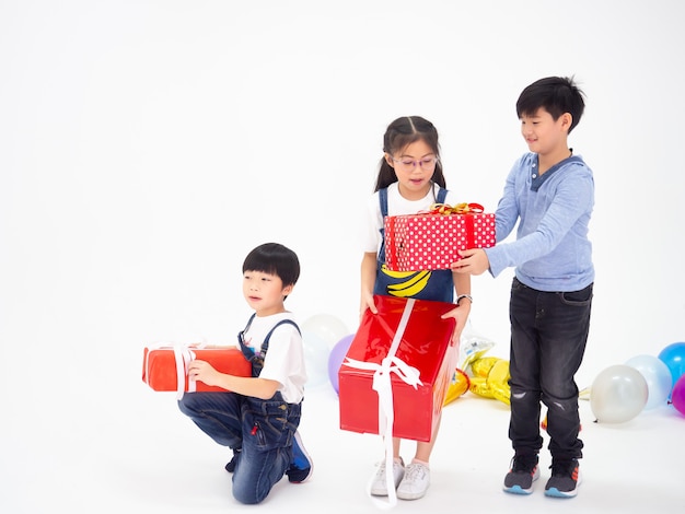 Groupe d&#39;enfants célèbre la fête et s&#39;amuse ensemble à Noël