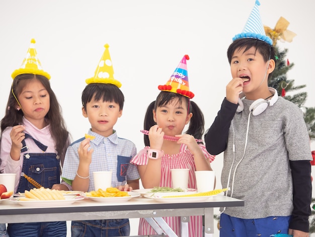 Un groupe d&#39;enfants célèbre la fête et s&#39;amuse avec Noël, les enfants échangent des cadeaux.