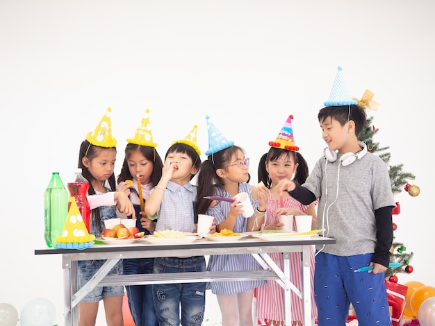 Un Groupe D'enfants Célèbre La Fête Et S'amuse Avec Noël, Les Enfants échangent Des Cadeaux.