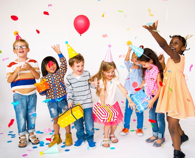 Photo groupe d'enfants célèbrent la fête d'anniversaire ensemble