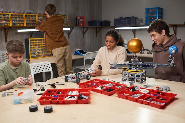 Groupe d'enfants en classe de robotique