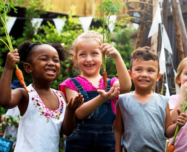 Groupe d&#39;enfants dans un jardin