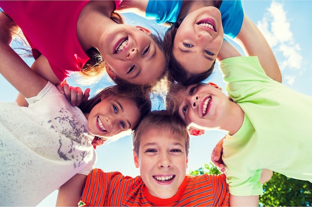 Groupe d'enfants debout en cercle et