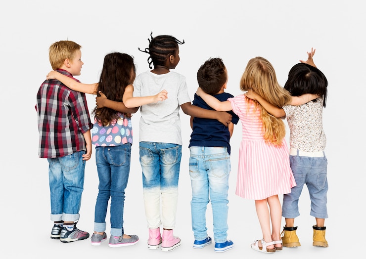 Photo groupe d&#39;enfants debout et se blottissent dans la vue arrière