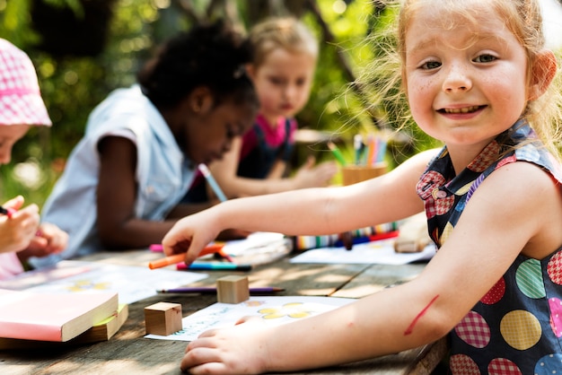 Groupe d&#39;enfants dessinant l&#39;imagination en plein air