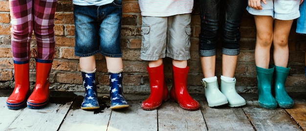 Groupe d&#39;enfants divers debout ensemble