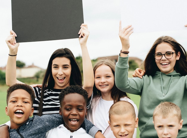 Groupe d&#39;enfants divers soutenant un mouvement