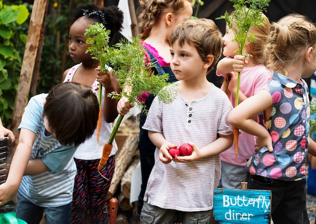 Groupe d’enfants diversifiés