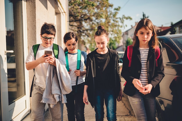 Groupe d'enfants à l'école