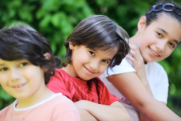 Groupe d&#39;enfants à l&#39;extérieur