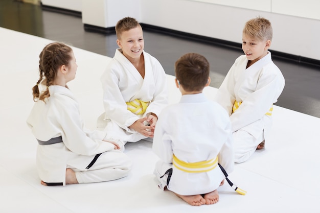 Groupe d'enfants faisant du karaté