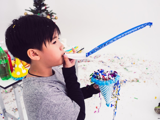 Groupe d&#39;enfants fête et amusement de Noël ensemble