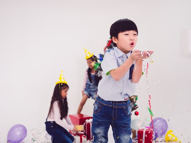 Groupe d&#39;enfants fête et amusement de Noël ensemble