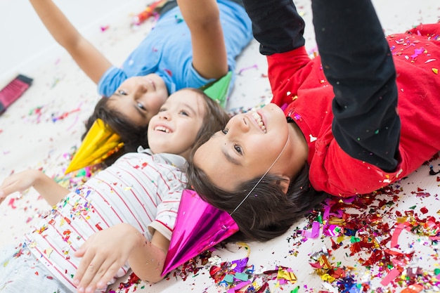 Groupe d&#39;enfants en fête