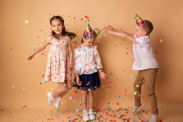 Groupe d&#39;enfants fêter ensemble la fête d&#39;anniversaire