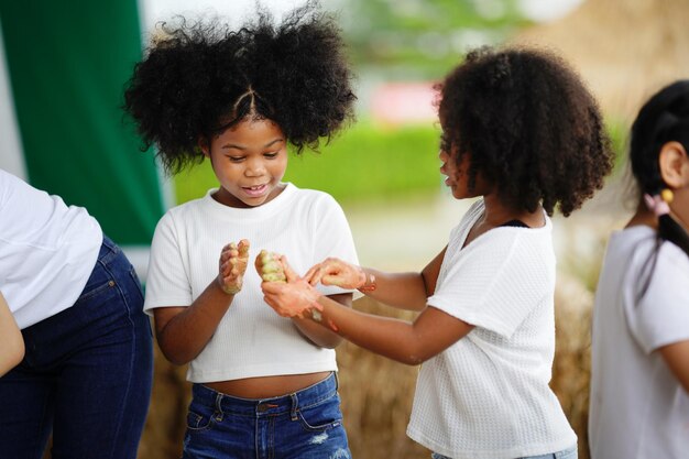 Groupe d'enfants heureux jouant au terrain de jeu