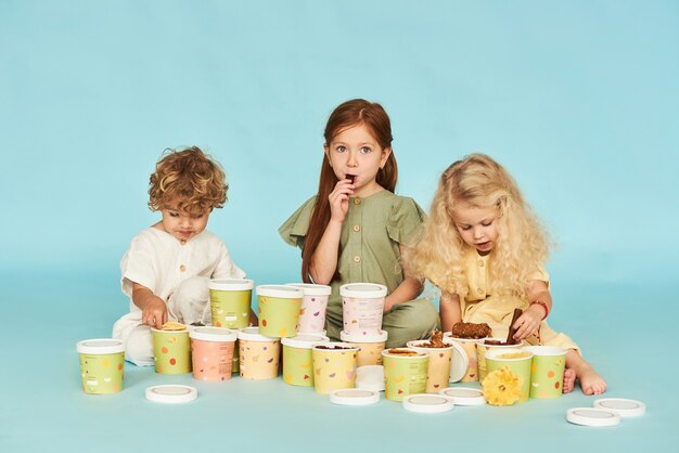 Groupe d'enfants heureux jouant avec des boîtes en papier.