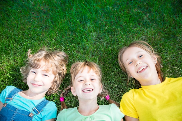 Groupe d'enfants heureux jouant à l'extérieur