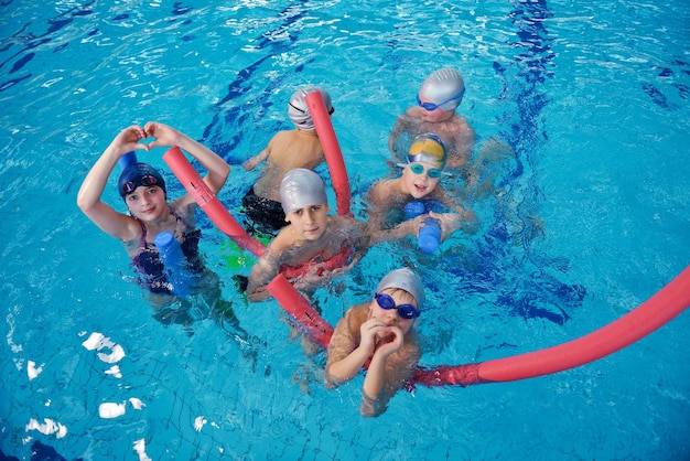 groupe d'enfants heureux à la piscine