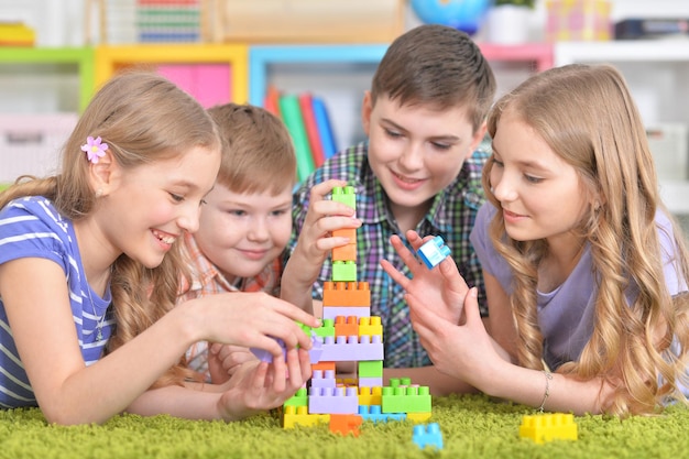 Groupe d'enfants jouant ensemble