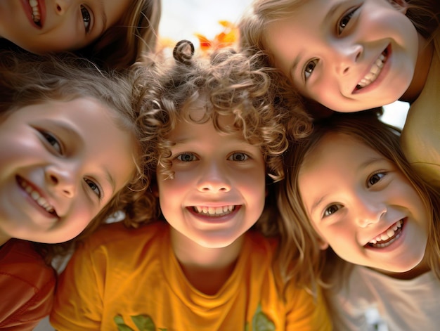 Un groupe d'enfants joyeux, joyeux et heureux à l'extérieur.