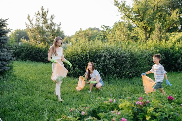 Un Groupe D'enfants Avec Leurs Parents Est Engagé Dans La Collecte Des Ordures.