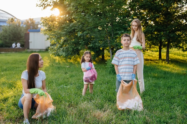 Un groupe d'enfants avec leurs parents est engagé dans la collecte des ordures.