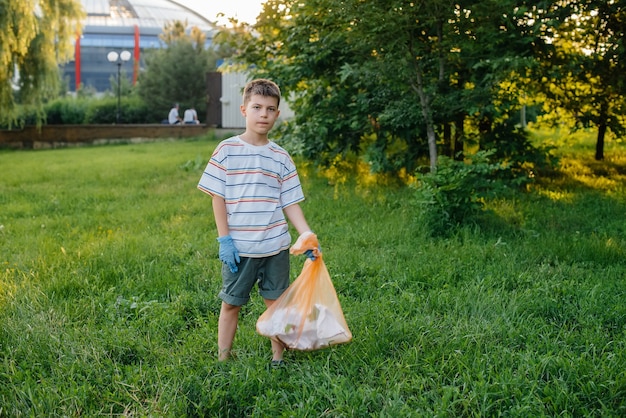 Un groupe d'enfants avec leurs parents est engagé dans la collecte des ordures.