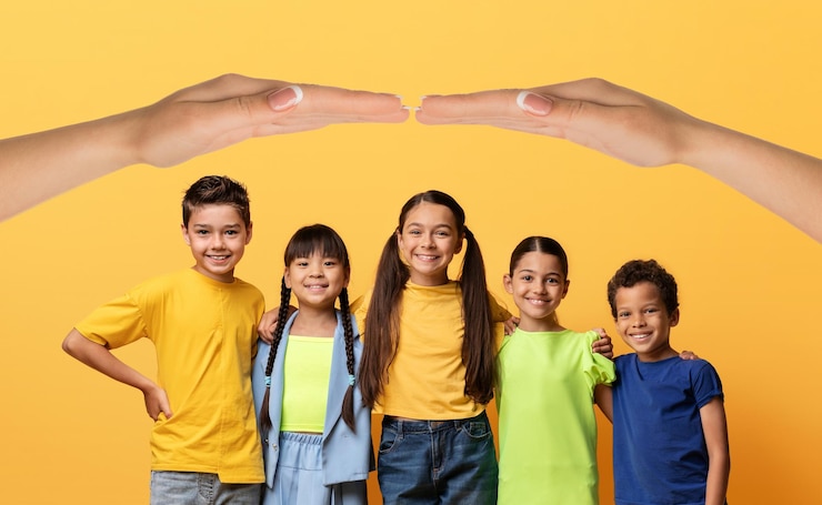 Photo un groupe d'enfants multiethniques joyeux debout sous le toit des mains
