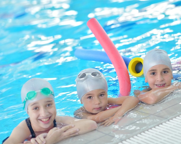 groupe d'enfants à la piscine