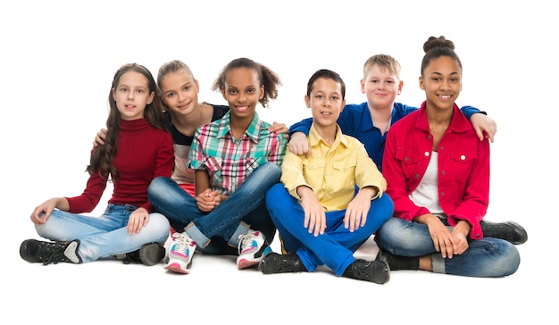 Groupe d'enfants portant des vêtements colorés