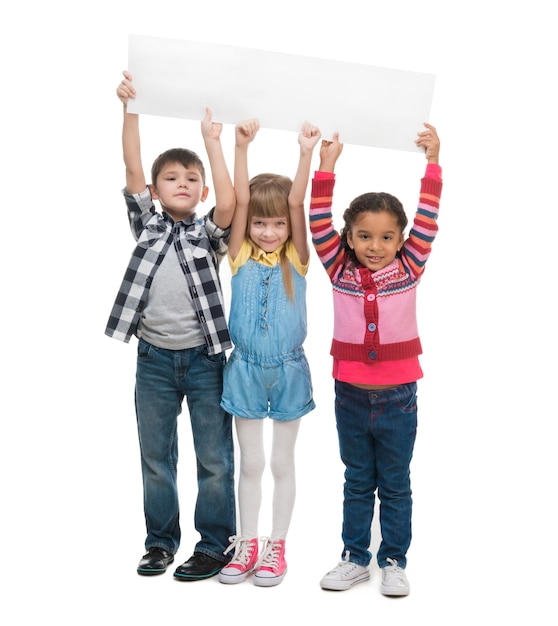 Groupe d'enfants posant dans un studio