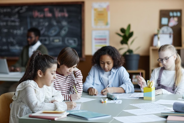 Un groupe d'enfants qui étudient en classe.