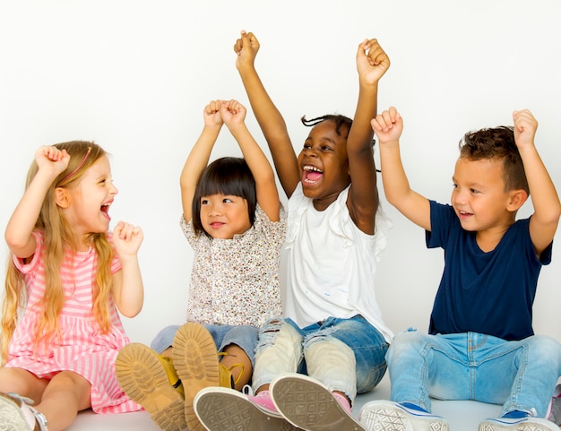 Photo groupe d'enfants s'amusant en profitant du bonheur ensemble