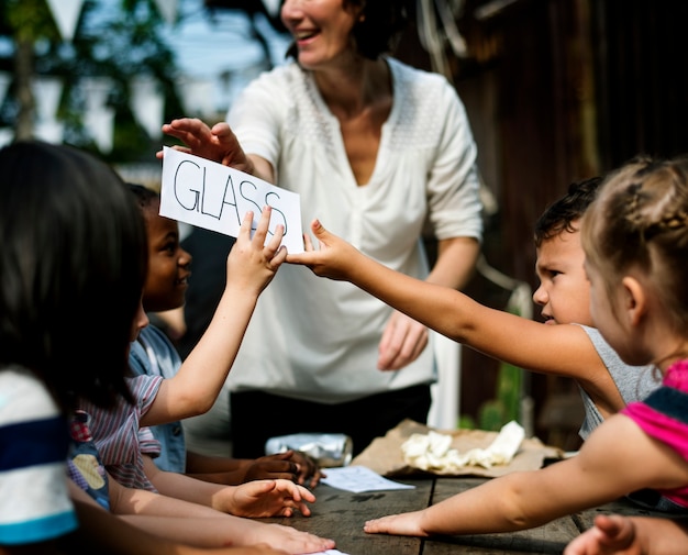 Groupe d&#39;enfants sont en tournée